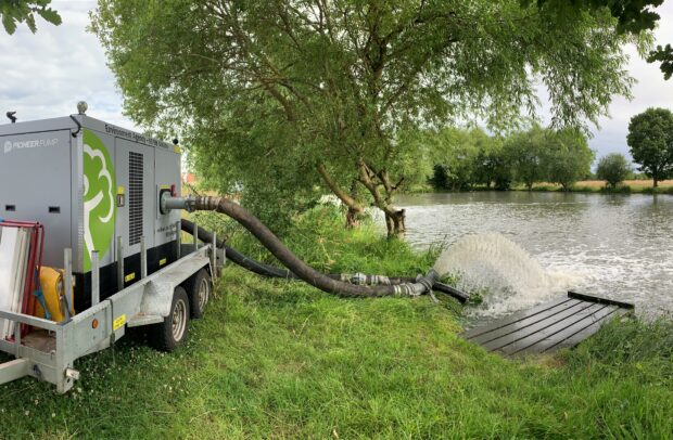 Environment Agency oxygenate water in a fishery at Claines, Worcestershire following reports of fish in distress.